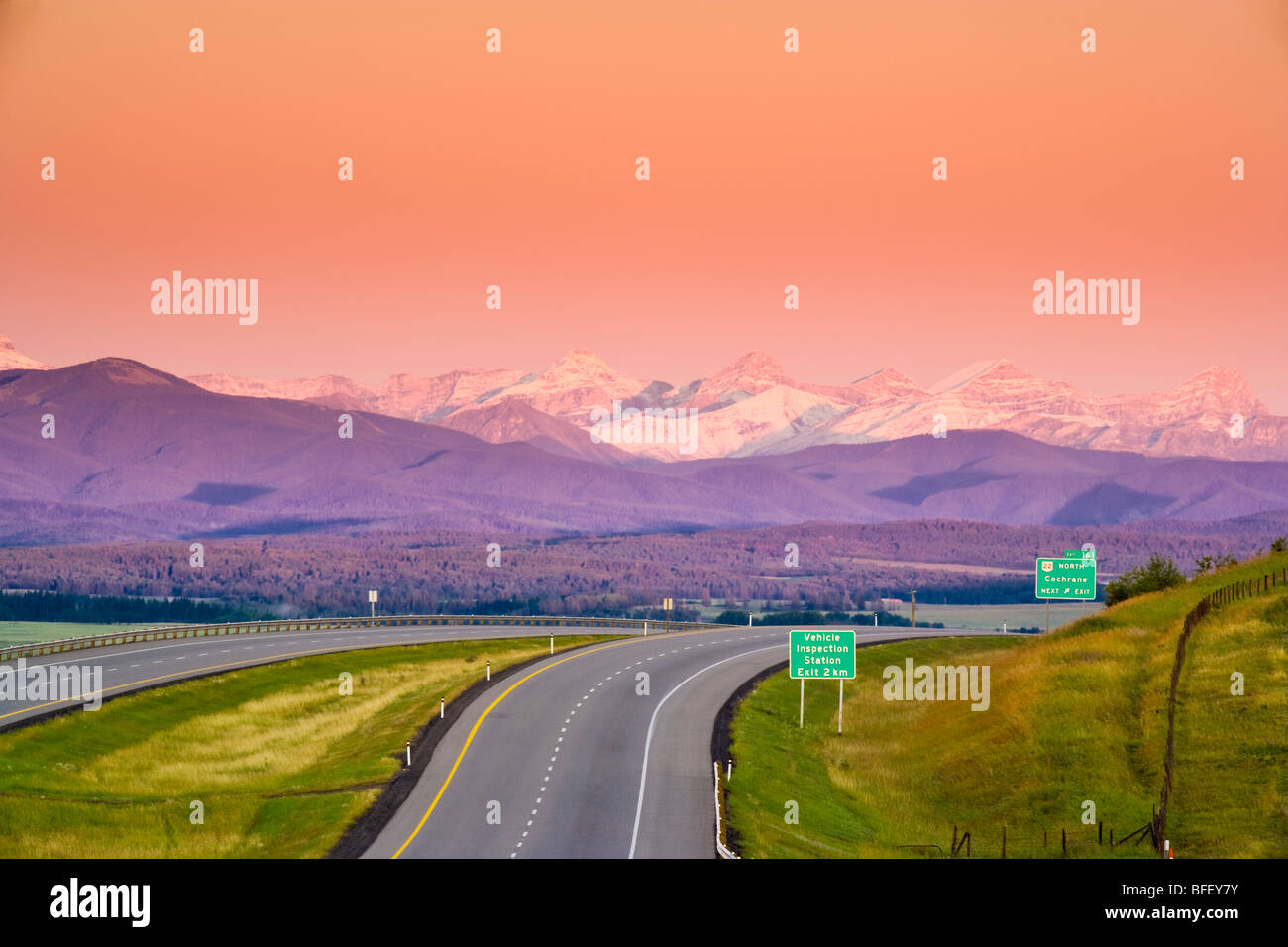 Rockey mountain sunrise da Trans Canada Highway, Cochrane, Alberta, Canada, sulle montagne rocciose Foto Stock