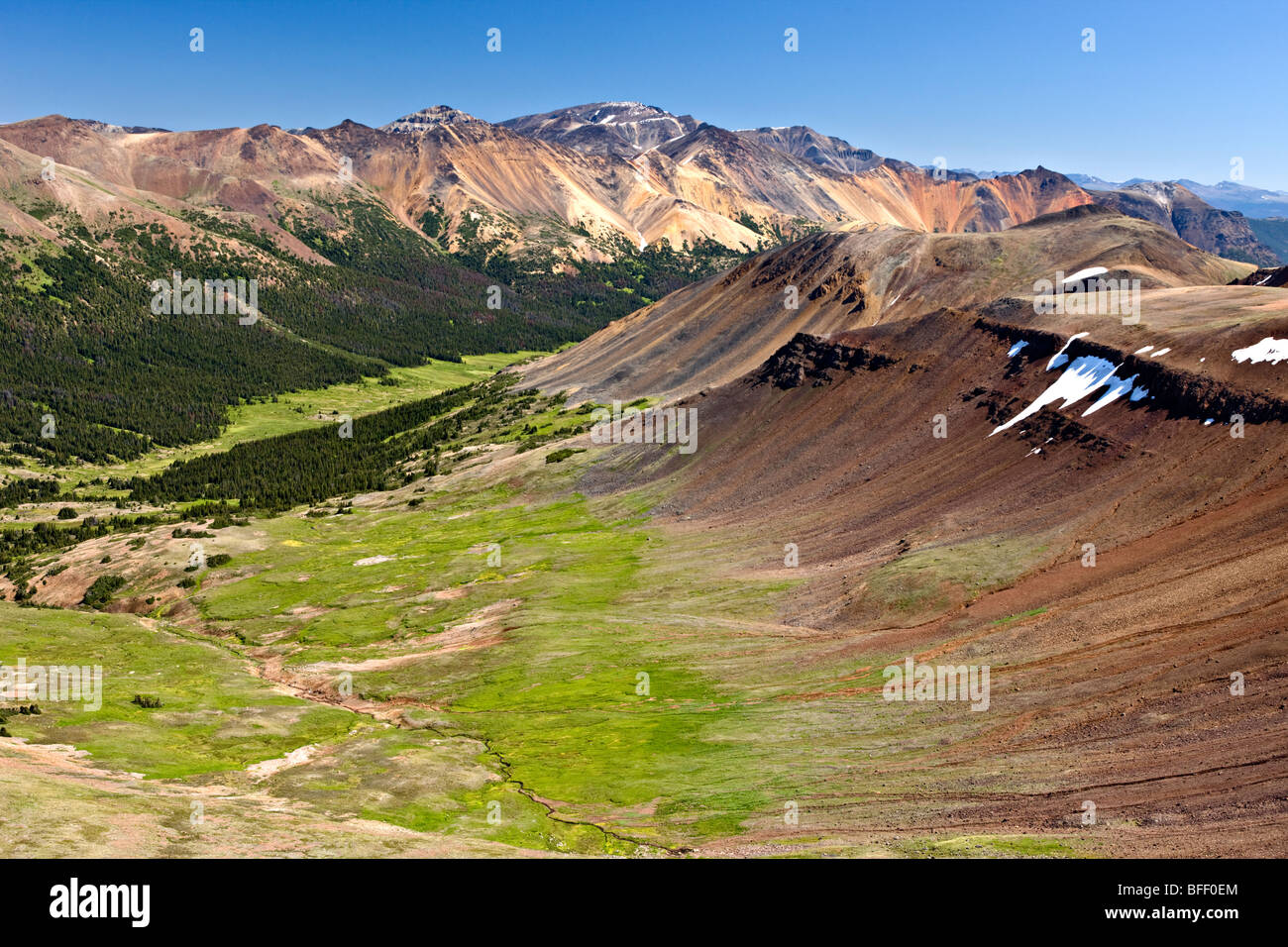 Paesaggio vulcanico nella Rainbow montagne di Tweedsmuir Park della Columbia britannica in Canada Foto Stock