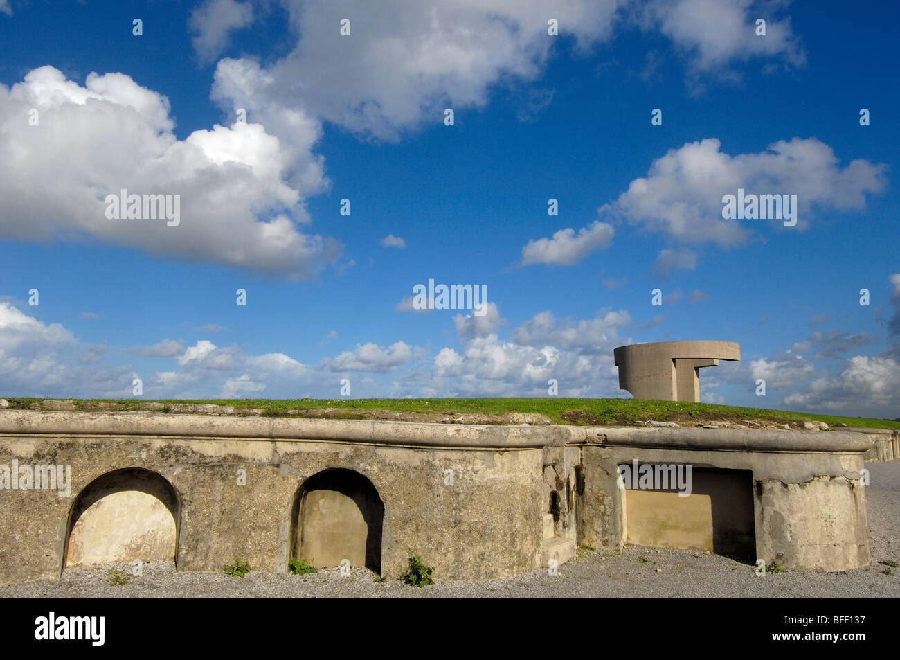 "Elogio del Horizonte', scultura di Eduardo Chillida. Cerro de Santa Catalina, Gijón, Spagna. Foto Stock