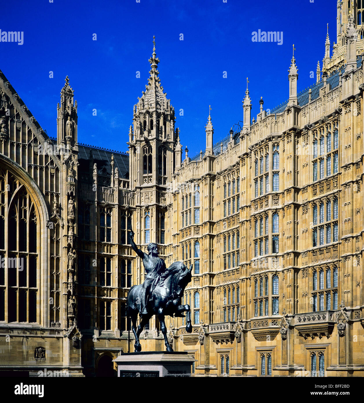 House of Lords con la statua equestre di re Riccardo Cuor di Leone il Palazzo di Westminster Londra Gran Bretagna Foto Stock
