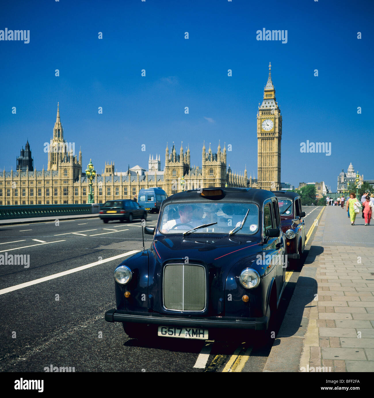 I taxi neri sul Westminster Bridge e il Palazzo di Westminster con il Big Ben Clock Tower Londra Gran Bretagna Foto Stock