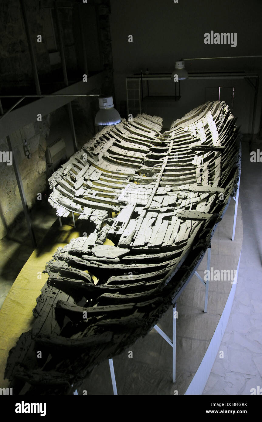 Scafo della nave antica, la Shipwreck Museum, Kyrenia Castello, Kyrenia, Kyrenia District, la parte settentrionale di Cipro Foto Stock