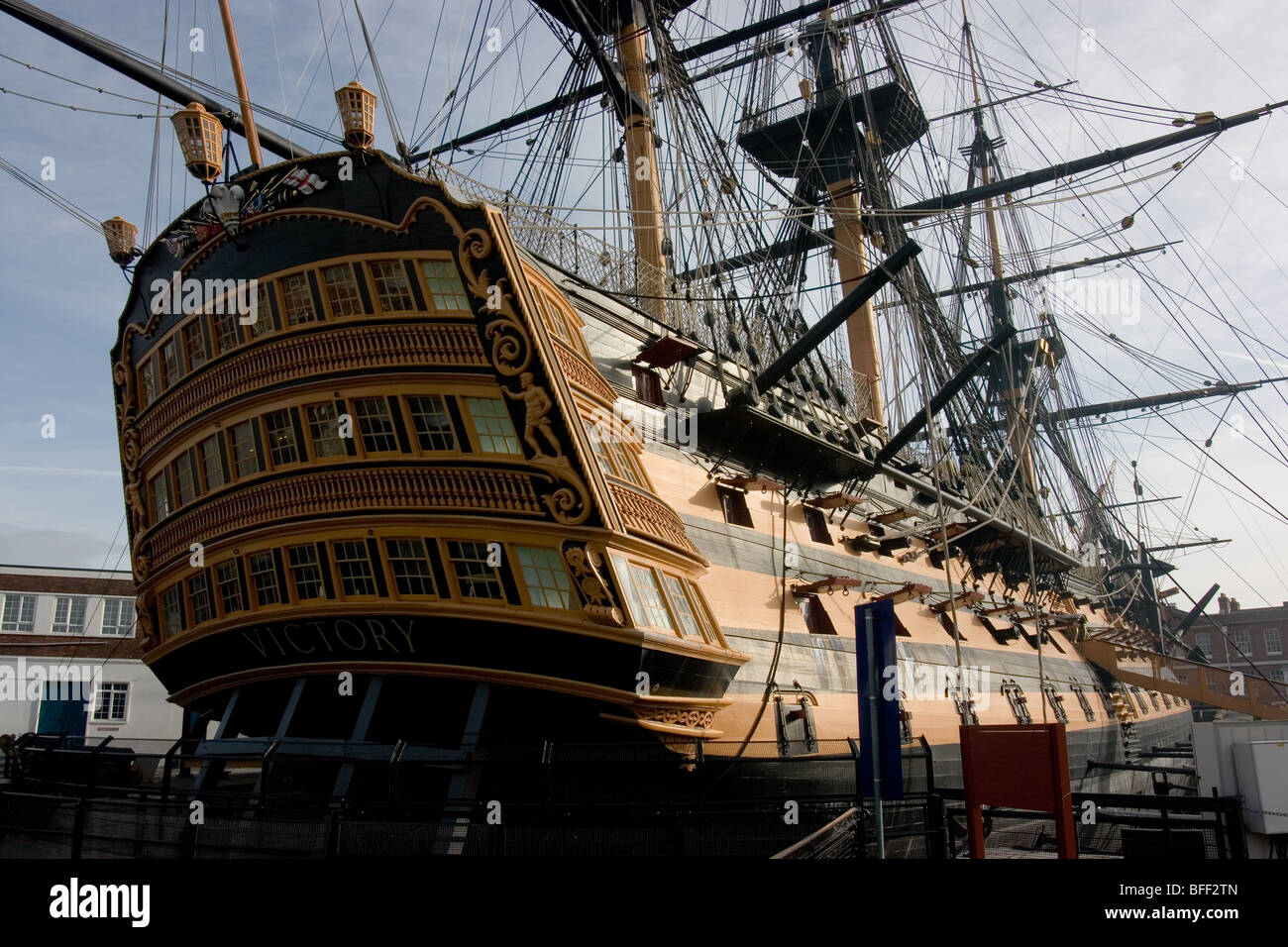 H.M.S. Vittoria (Nelson's flagship) nel bacino di carenaggio a Portsmouth, Inghilterra Foto Stock