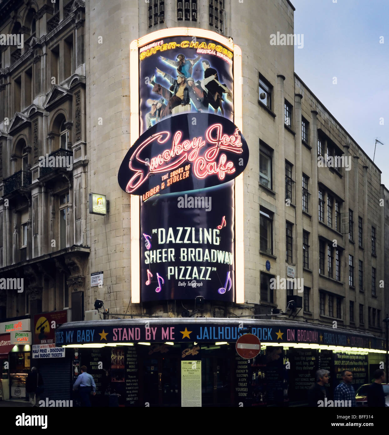 Prince of Wales Theatre al crepuscolo Londra Gran Bretagna Foto Stock