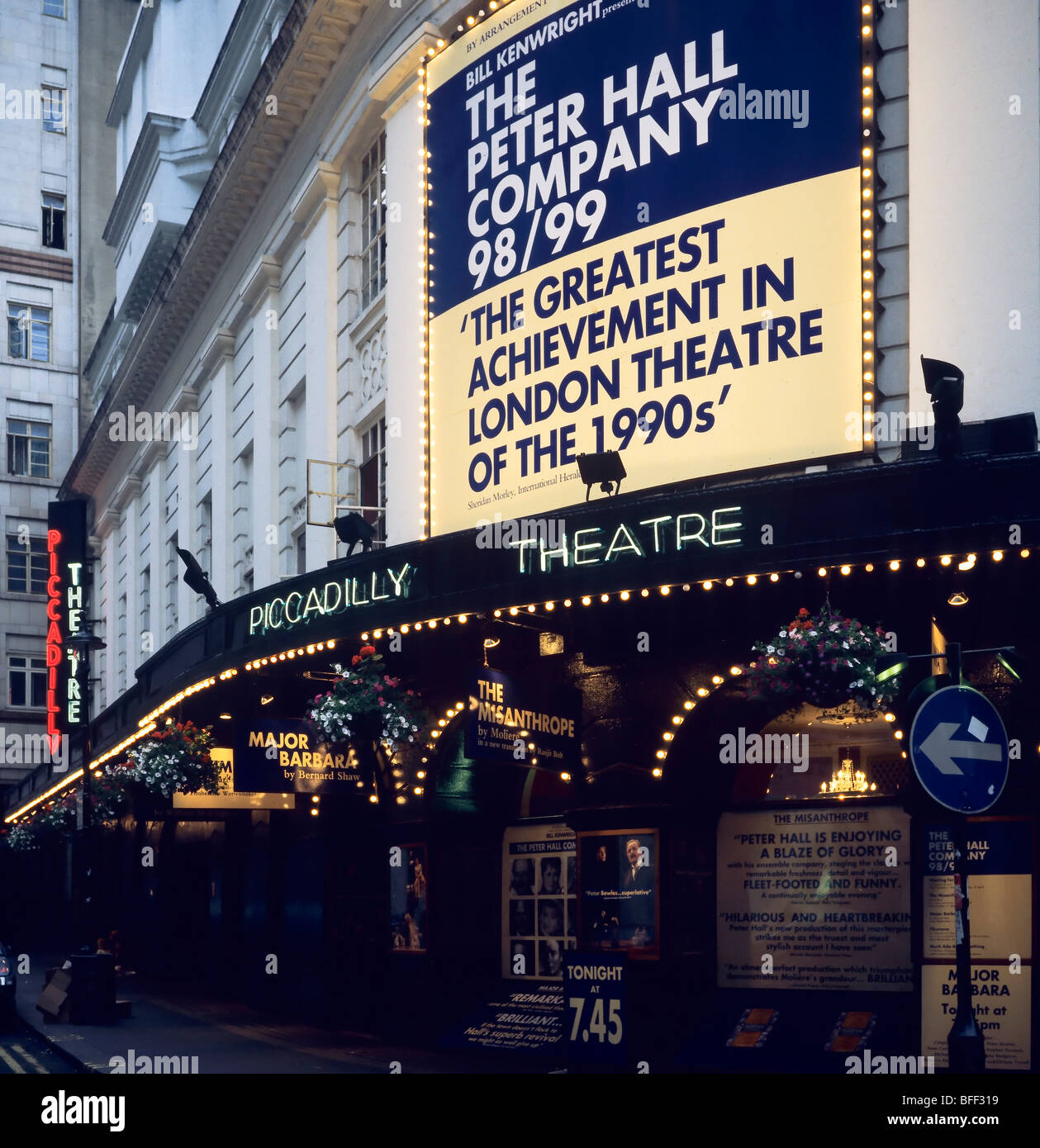 Piccadilly Theatre al crepuscolo Londra Gran Bretagna Foto Stock