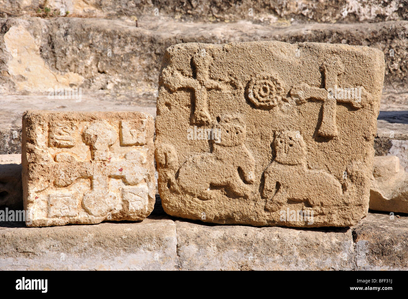 Antiche pietre scolpite con iscrizioni, Kyrenia Castello, Kyrenia, Kyrenia District, la parte settentrionale di Cipro Foto Stock