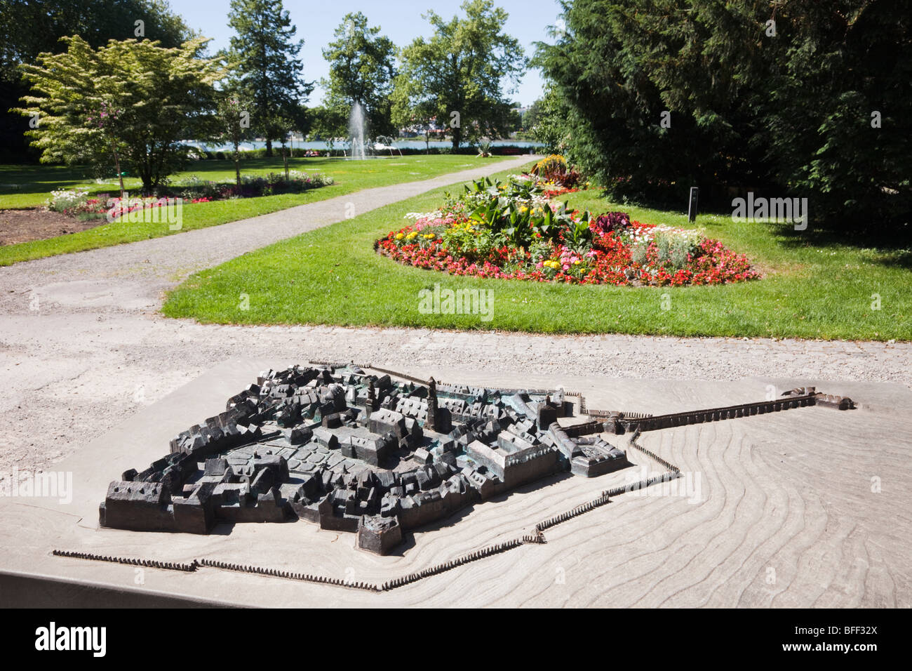 Lindau, Baviera, Germania, Europa. Vedere il parco e rilievo di metallo mappa della città storica Foto Stock