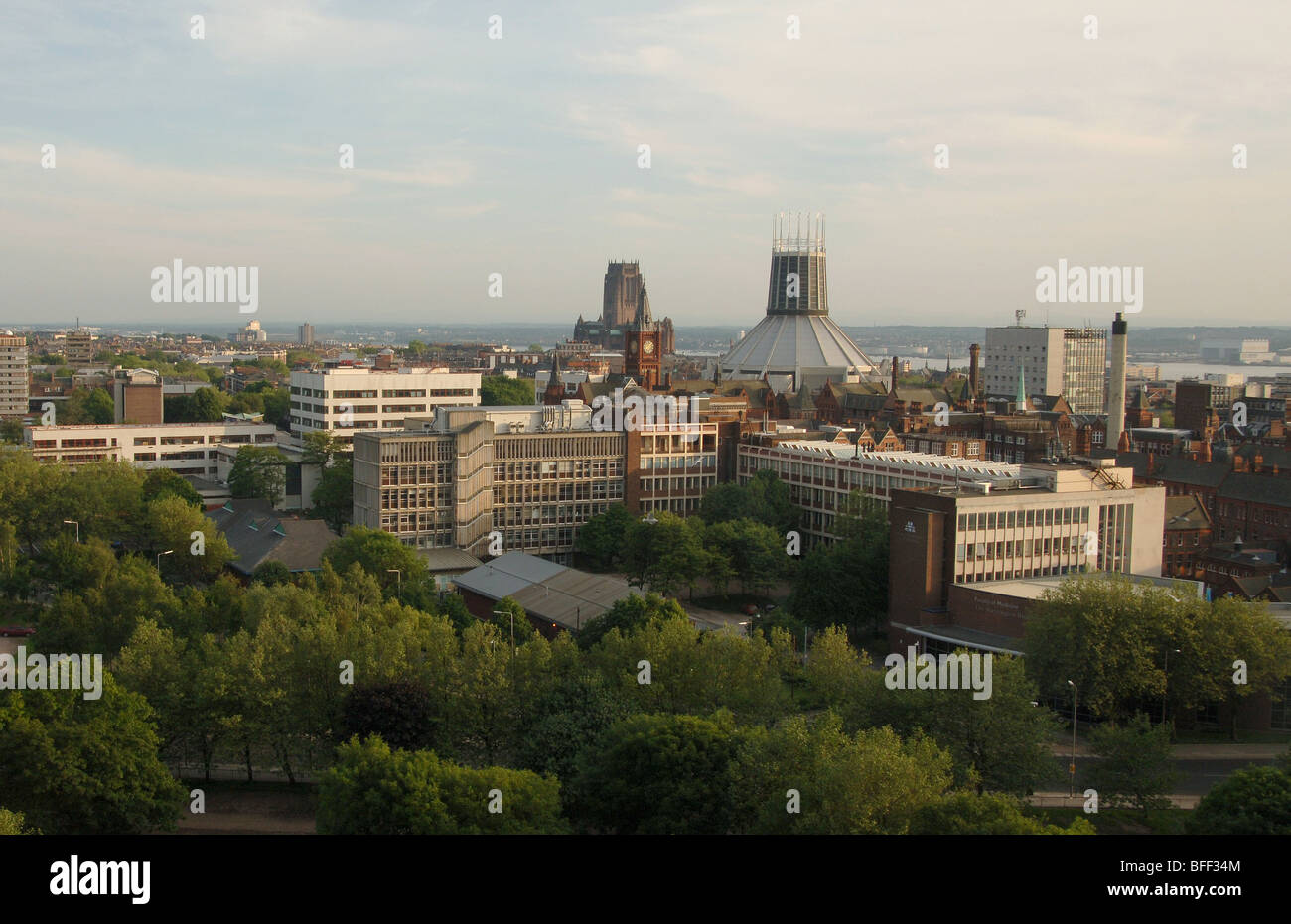 La città di Liverpool Regno Unito vista che mostra due cattedrali Foto Stock