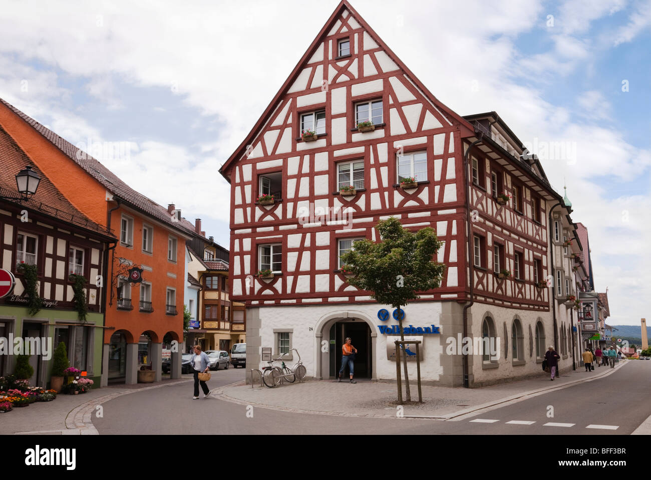 Stockach, Baden Wurttenburg, Germania, Europa. Volksbank nel borgo medievale di edificio con travi di legno sulla strada principale nel centro storico Foto Stock