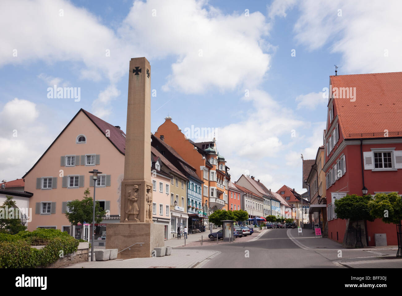 Memoriale di guerra e di vecchi edifici sulla strada principale nella storica cittadina di Stockach, Baden Wurttenburg, Germania, Europa. Foto Stock