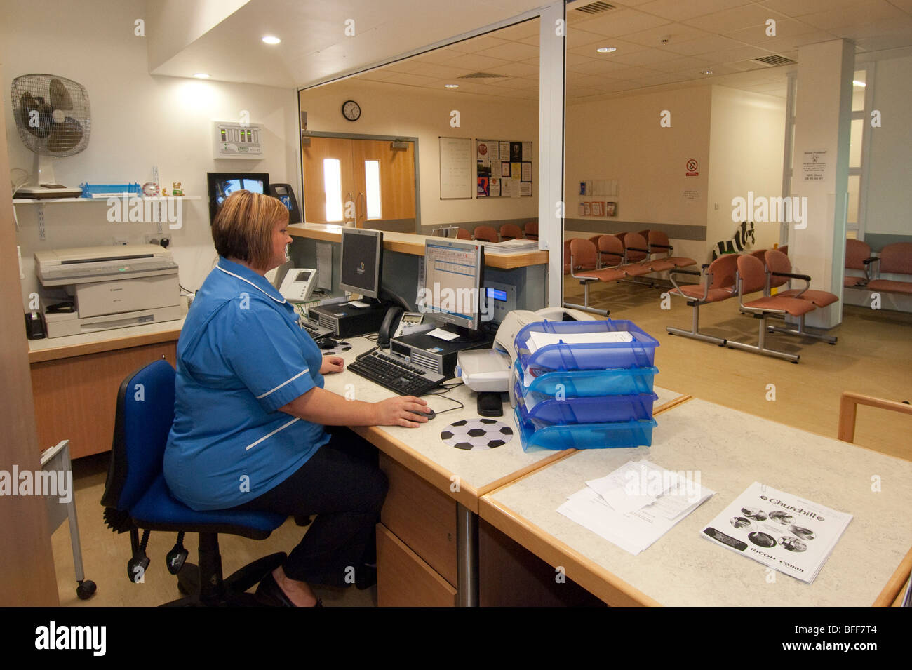 Hospital receptionist presso il Dr Johnson Hospital, Lichfield, Staffordshire. Foto Stock