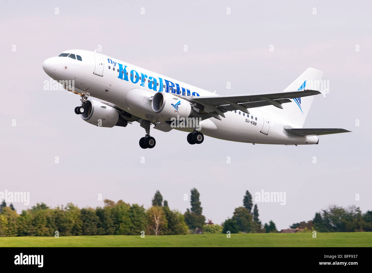 Airbus A319 azionato da Koral Blue decollo dall'Aeroporto di Birmingham Foto Stock