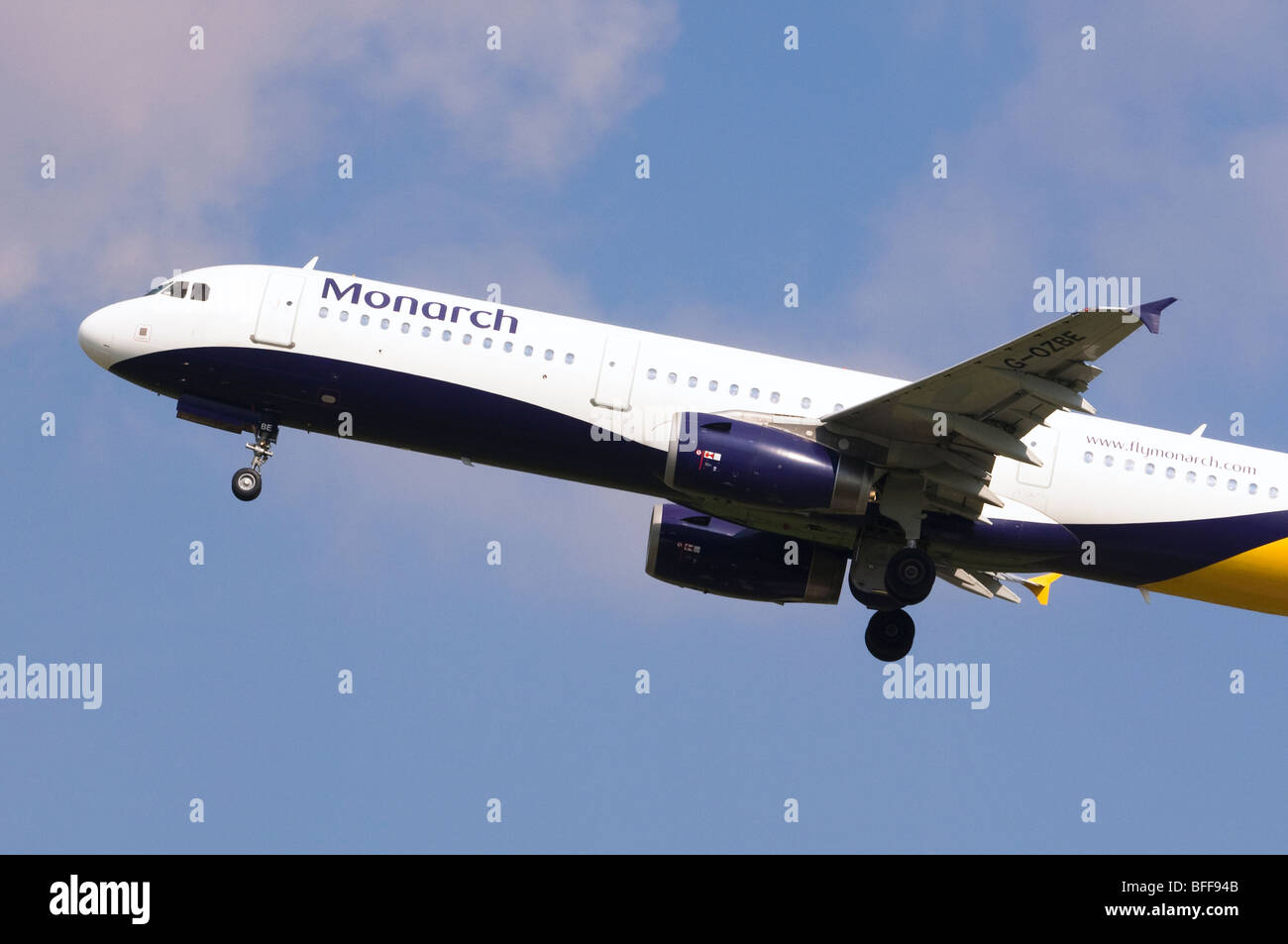 Airbus A3231 azionato da Monarch Airlines arrampicata fuori dal decollo all'Aeroporto di Birmingham Foto Stock