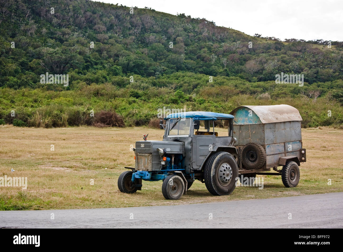 Macchine agricole e il trattore con un raffazzonato buggy di metallo, La Habana Province, Cuba Foto Stock