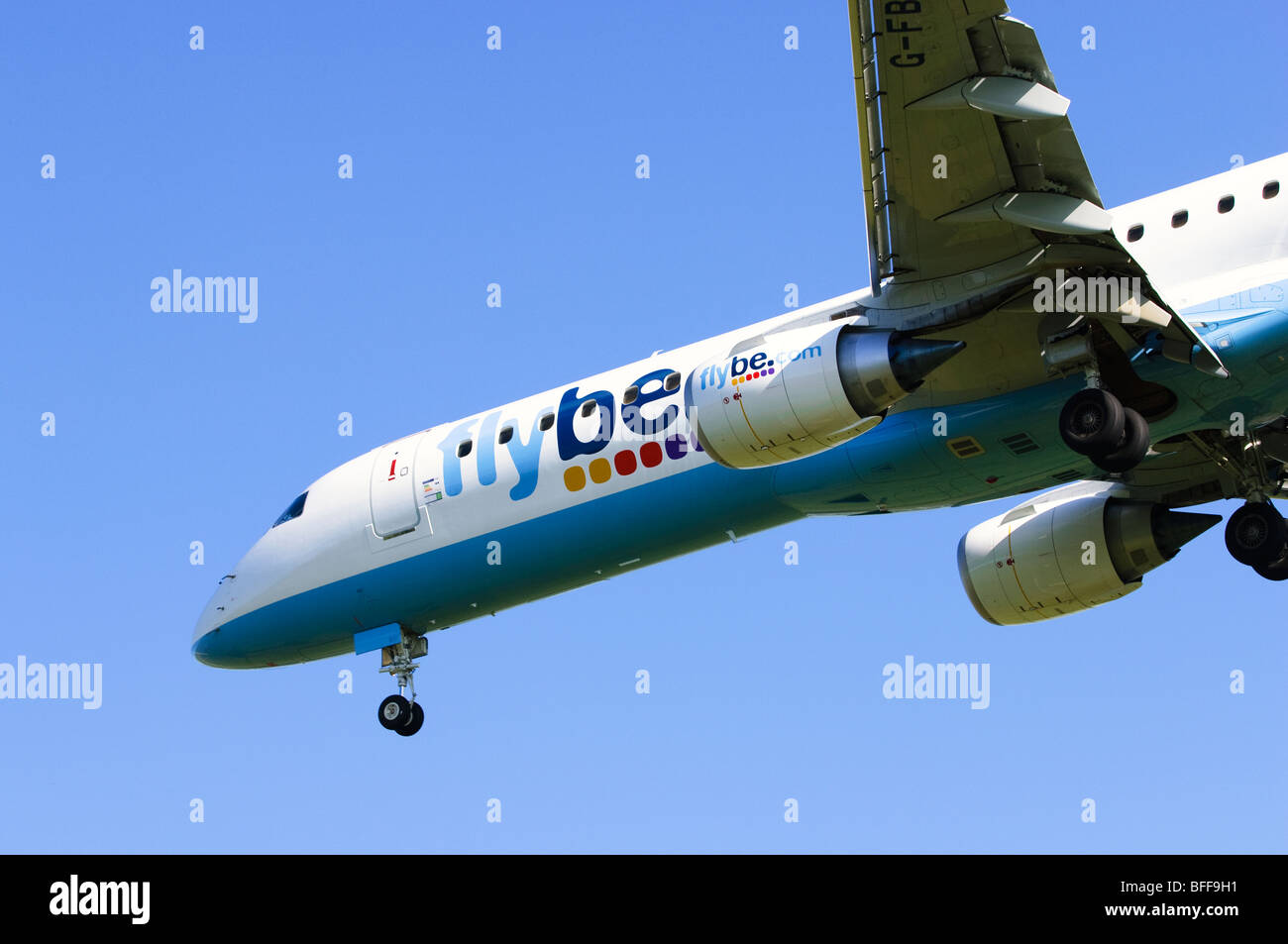 Embraer ERJ-190 azionato da Flybe sulla rotta di avvicinamento per l'atterraggio all'Aeroporto di Birmingham Foto Stock