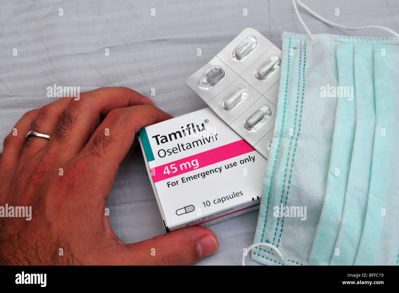 Un medico di maschera facciale e una confezione di Tamiflu compresse contro l'influenza suina, 30 ottobre 2009. Foto Stock