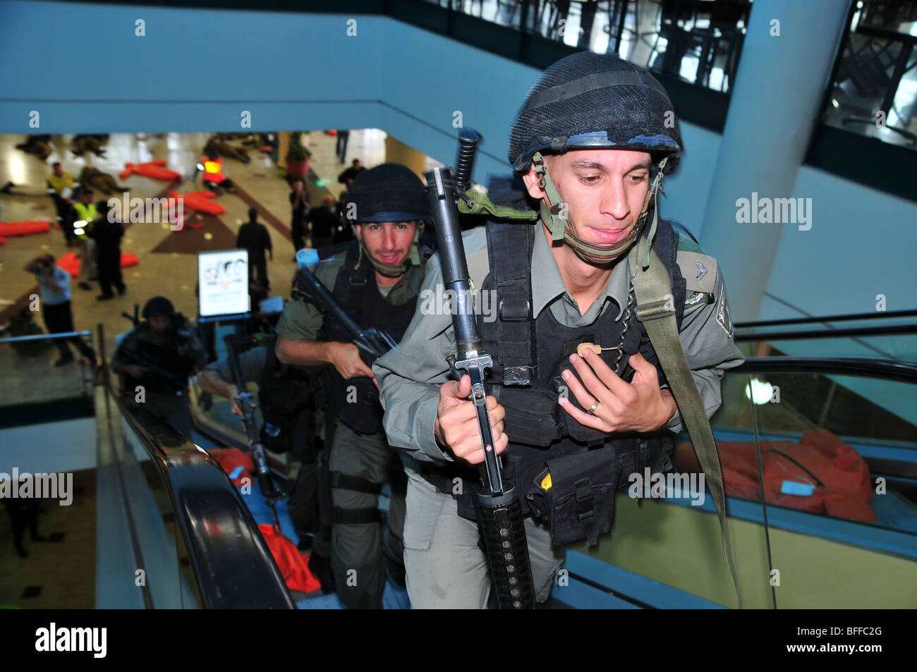 Israele Haifa forze di sicurezza israeliane e il personale di soccorso assistere ad un esercizio di simulazione di un attacco terroristico Foto Stock