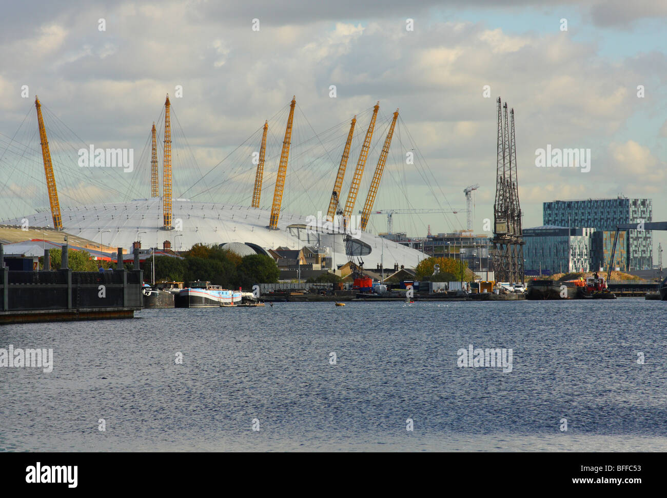 Una vista del West India Docks verso l'O2 Arena, Londra, Inghilterra U.K. Foto Stock