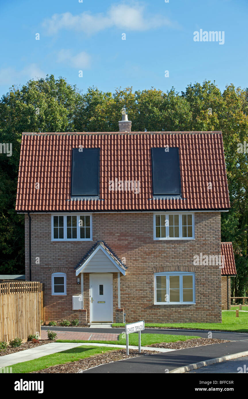 Casa di nuova costruzione integrato con pannelli fotovoltaici Foto Stock