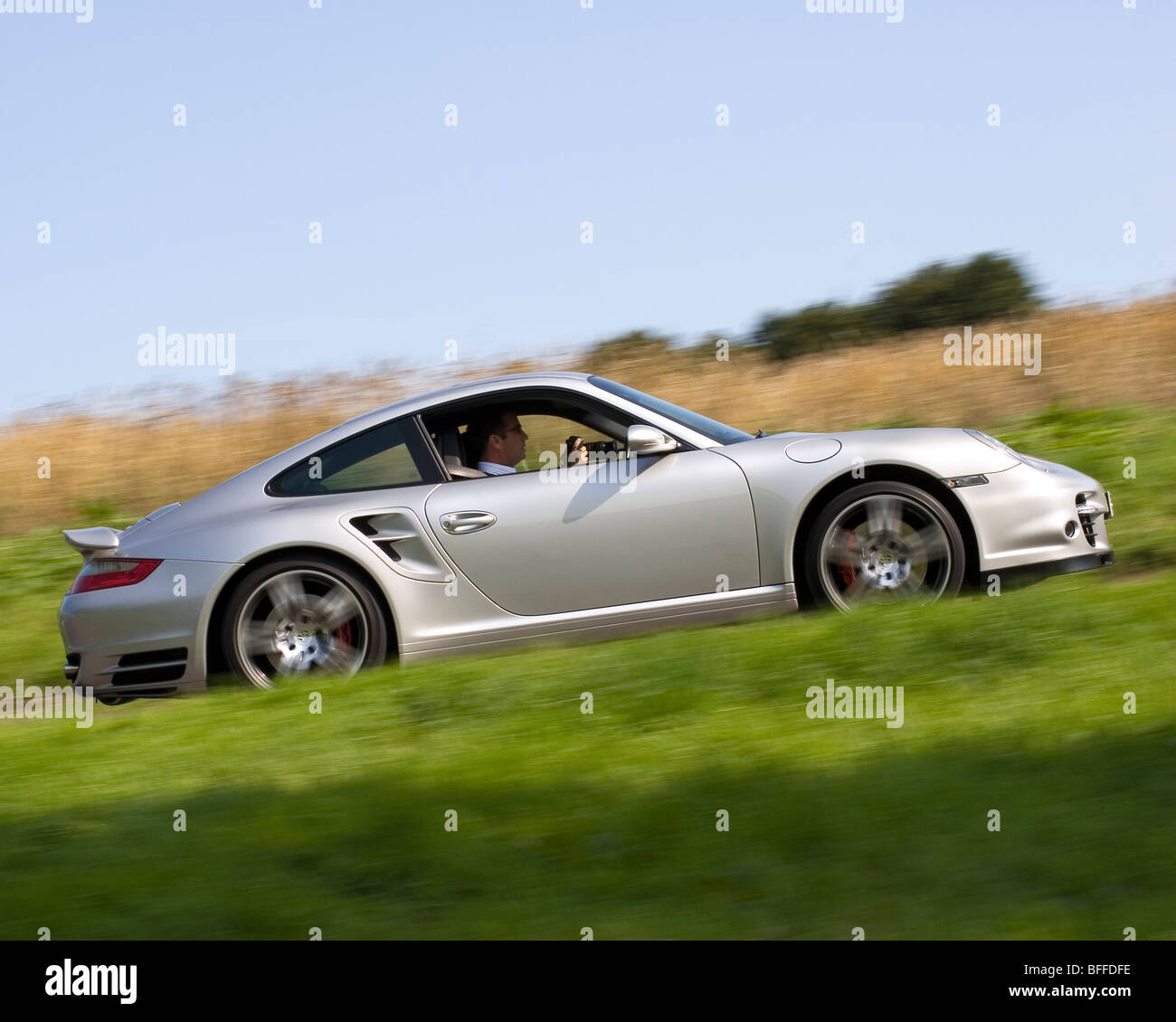 Argento Porsche 911 Turbo auto sportive supercar tedesca in movimento su strade pubbliche Foto Stock