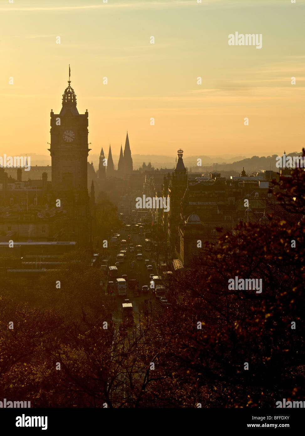 Vista lungo Princes Street, Edimburgo al tramonto mostra Balmoral Hotel e Monumento Scott da Calton Hill Foto Stock