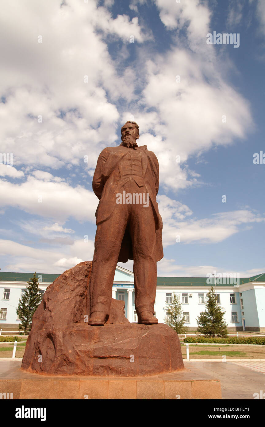 Una statua di Igor Kurchatov, il padrino della Unione Sovietica la bomba atomica, nella piazza principale di Kurchatov, Kazakistan Foto Stock