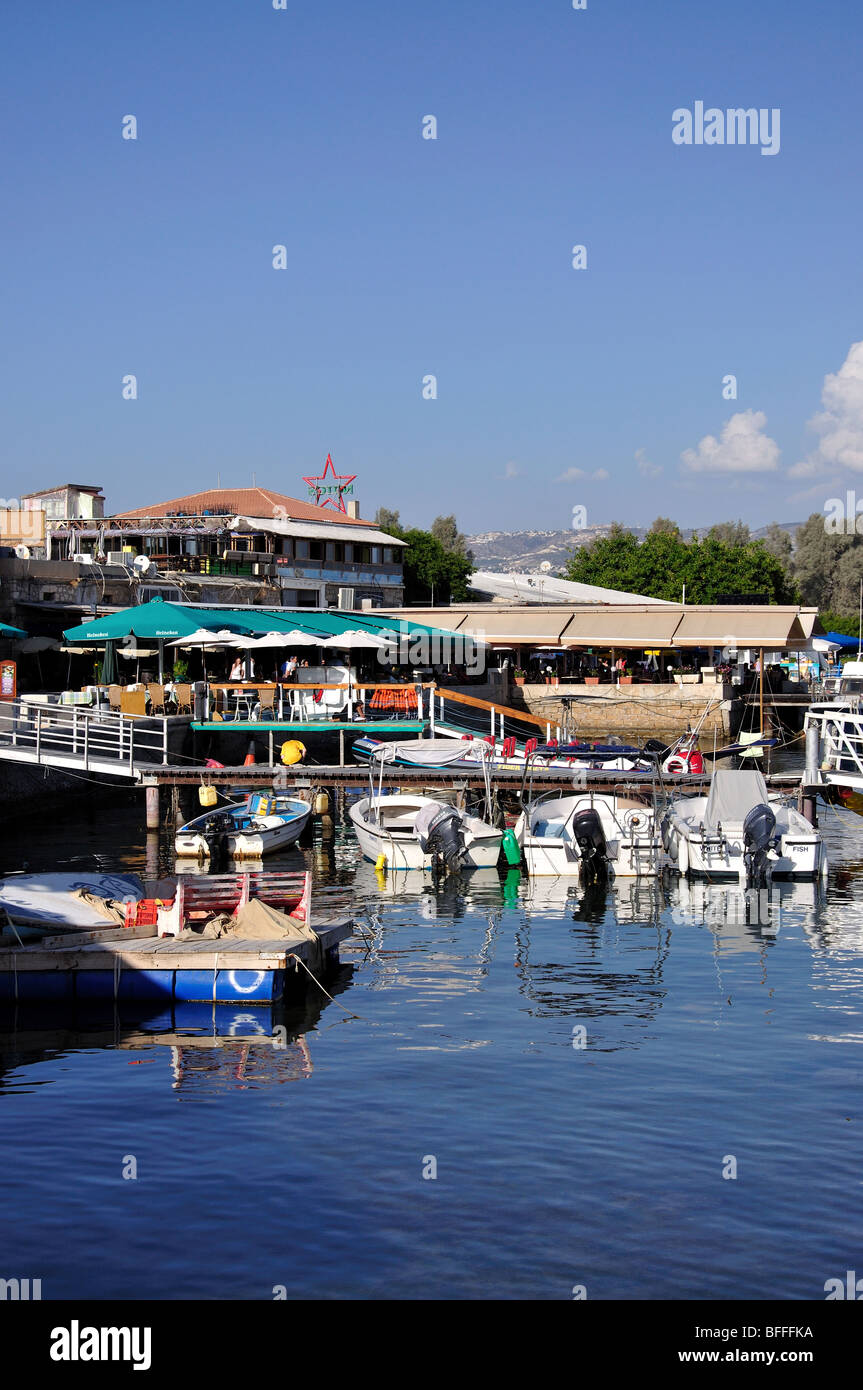 Barche da pesca nel porto di Pafo e Pafos, Distretto di Paphos, Cipro Foto Stock