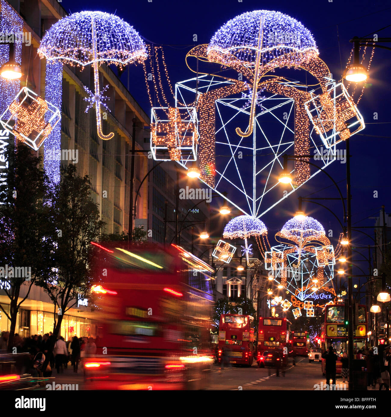 Colorate decorazioni di Natale in Oxford Street a Londra. Regno Unito Foto Stock