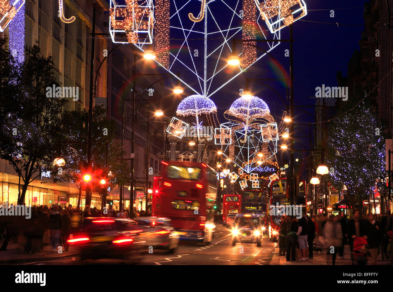 Colorate decorazioni di Natale in Oxford Street London REGNO UNITO Foto Stock