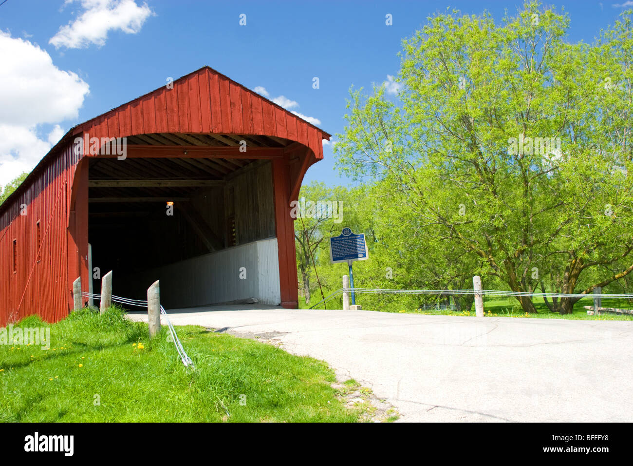 Ponte coperto oltre il gran fiume, Regione di Waterloo in Canada Foto Stock