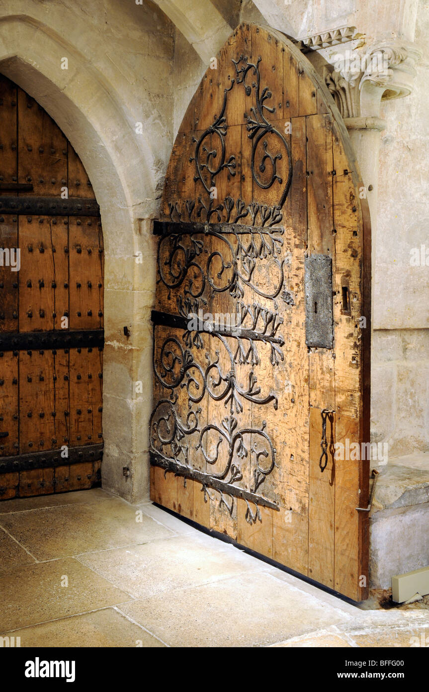 Vecchia porta di legno in Undercroft, Cattedrale di Wells, England, Regno Unito Foto Stock