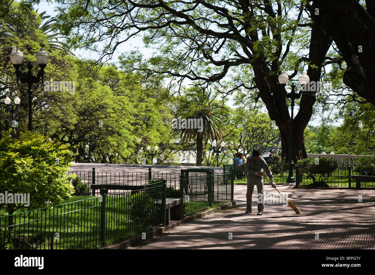 Park lavoratore in Bartolomé Mitre park nella periferia nord di Buenos Aires Foto Stock