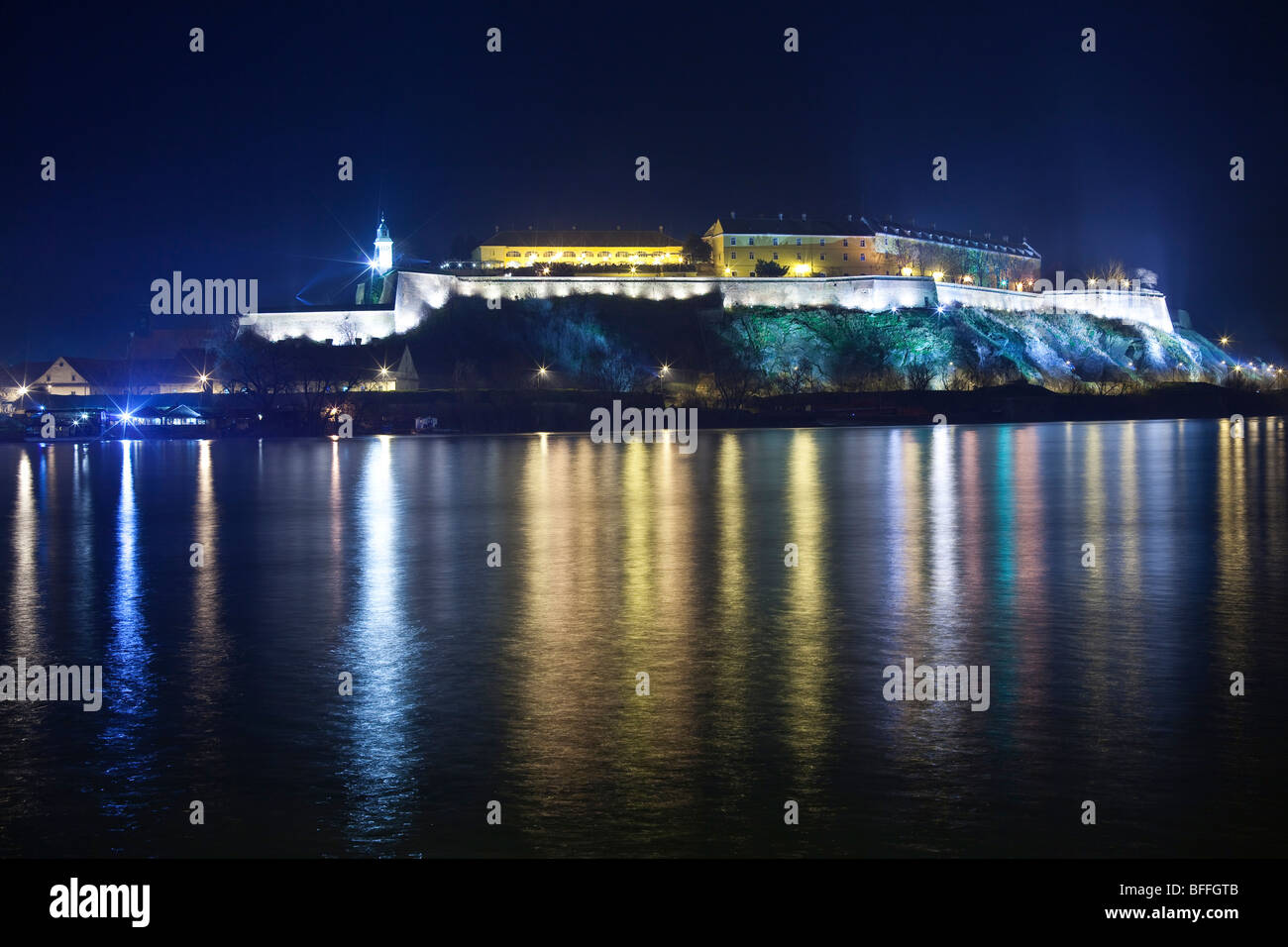 Della Fortezza Petrovaradin, vista dal lato del fiume Danubio. Foto Stock