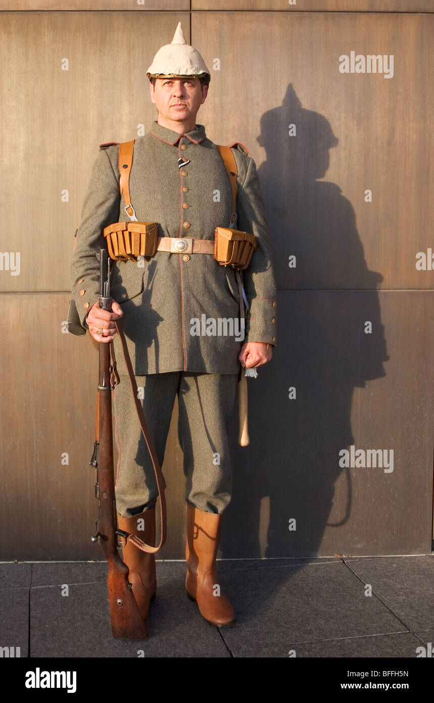 Soldato vestito di WW I tedeschi uniformi militari. Foto Stock