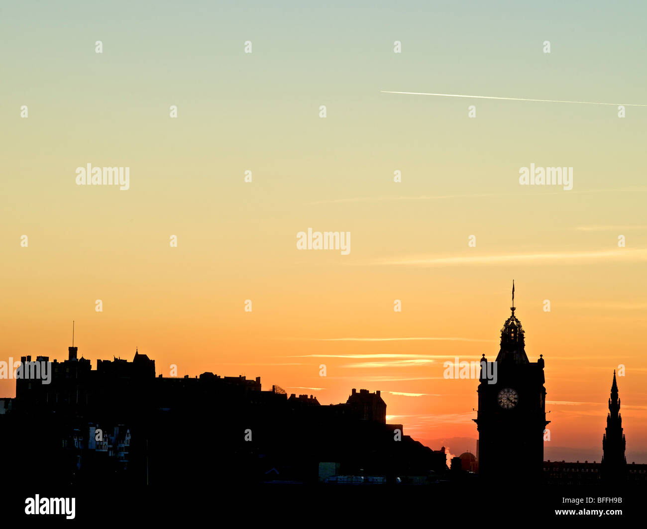 Il Castello di Edimburgo, Balmoral Hotel e Monumento Scott formando Edinburgh skyline al tramonto - sparato da Calton Hill Foto Stock