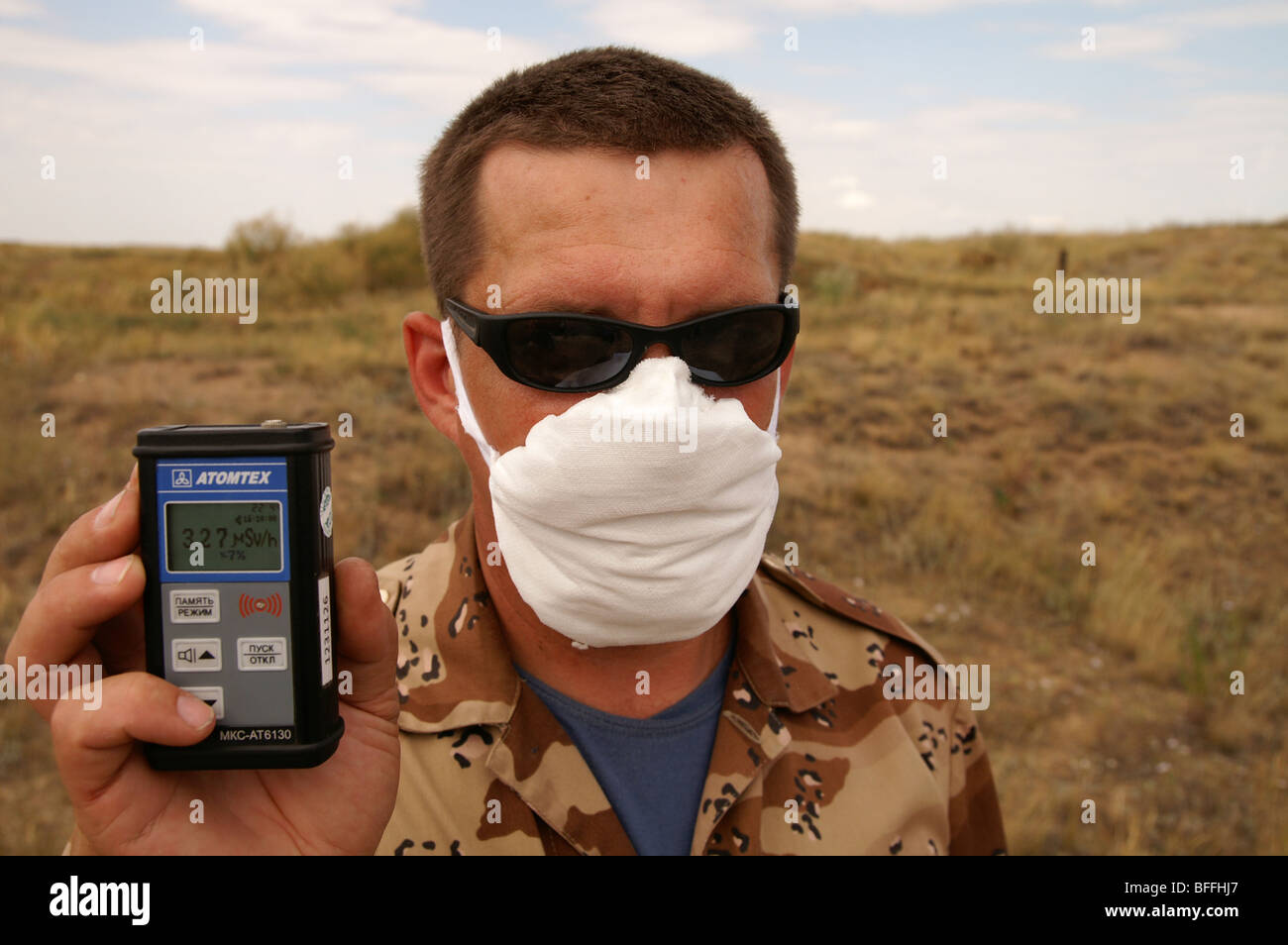 Radiologo dal Kazakistan nazionale del centro nucleare di radiazione prove all'epicentro del Semipalatinsk nuclear test site Foto Stock