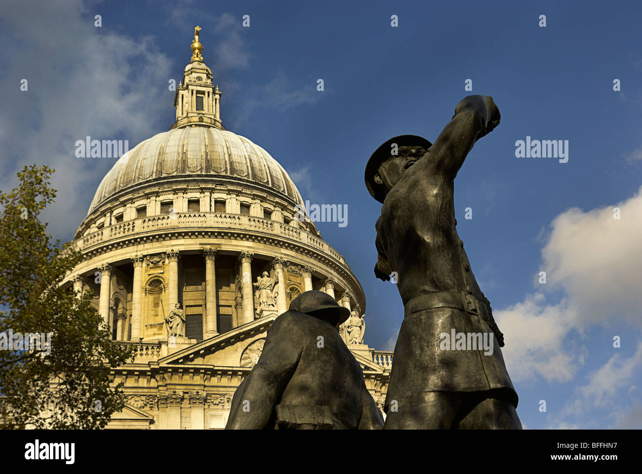 Statua di Vigili del Fuoco sul sermone Lane con la Cattedrale di St Paul in background Foto Stock