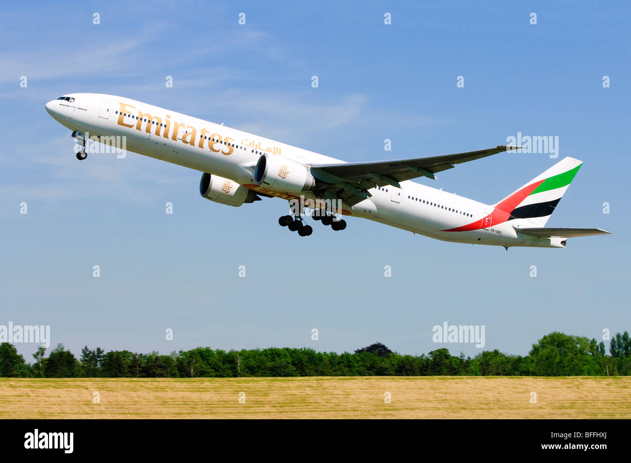 Boeing 777 operati da Emirates decollo dall'Aeroporto di Birmingham. Foto Stock
