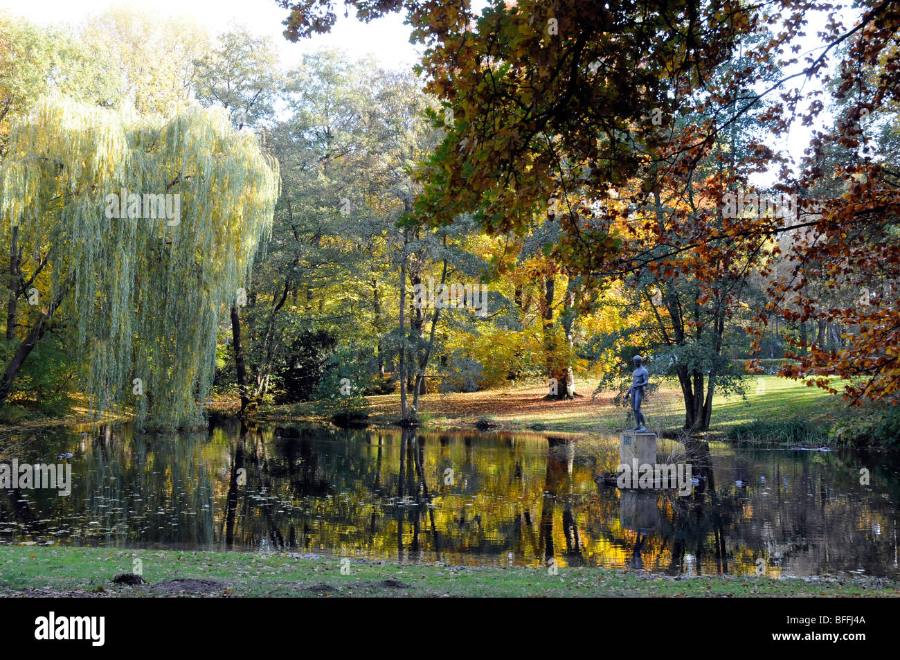 Lago nel parco Tiergarten di Berlino. Foto Stock