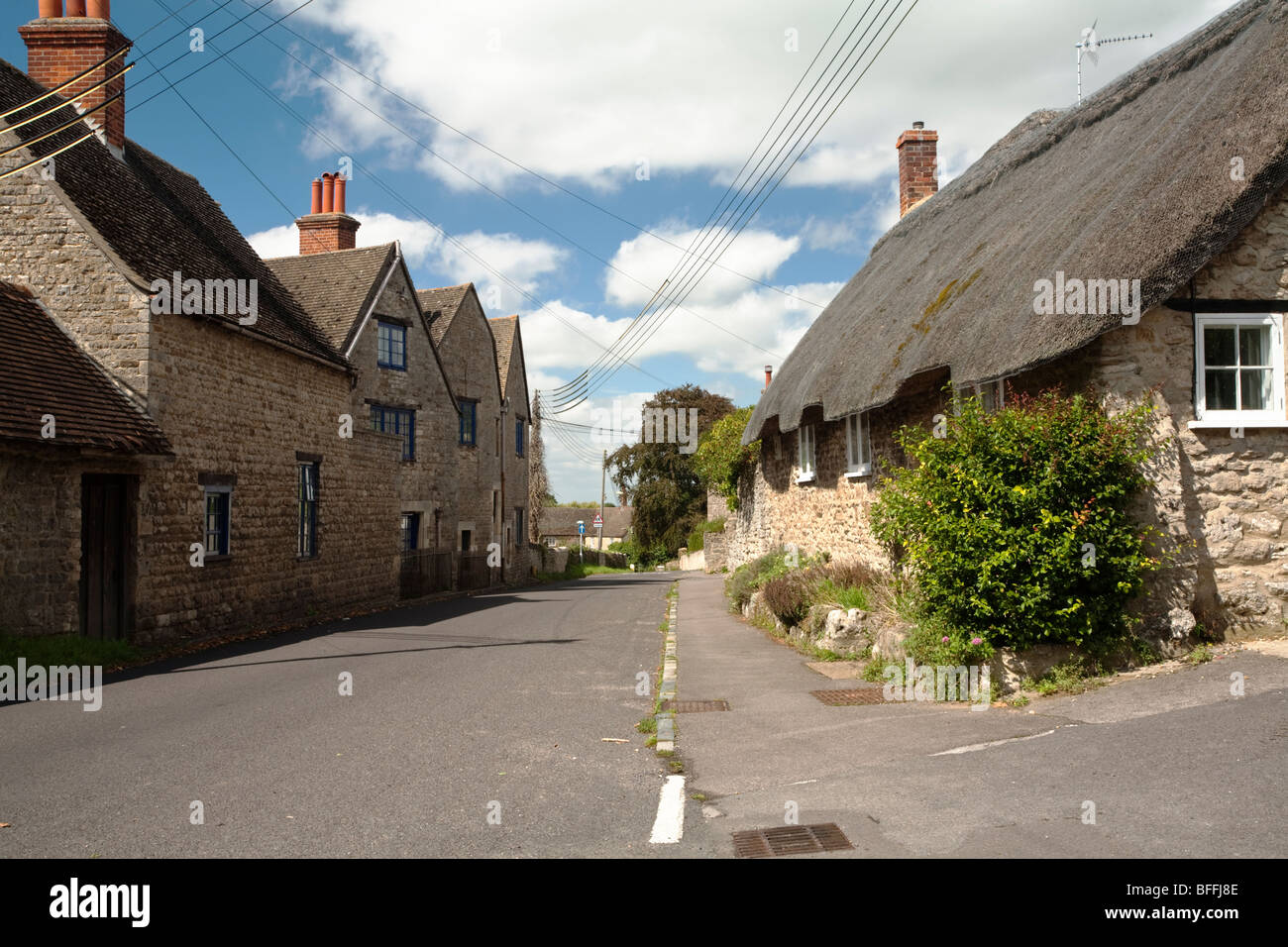 Con il tetto di paglia Cotswold cottage nel centro del villaggio di Cumnor in Oxfordshire, Regno Unito Foto Stock