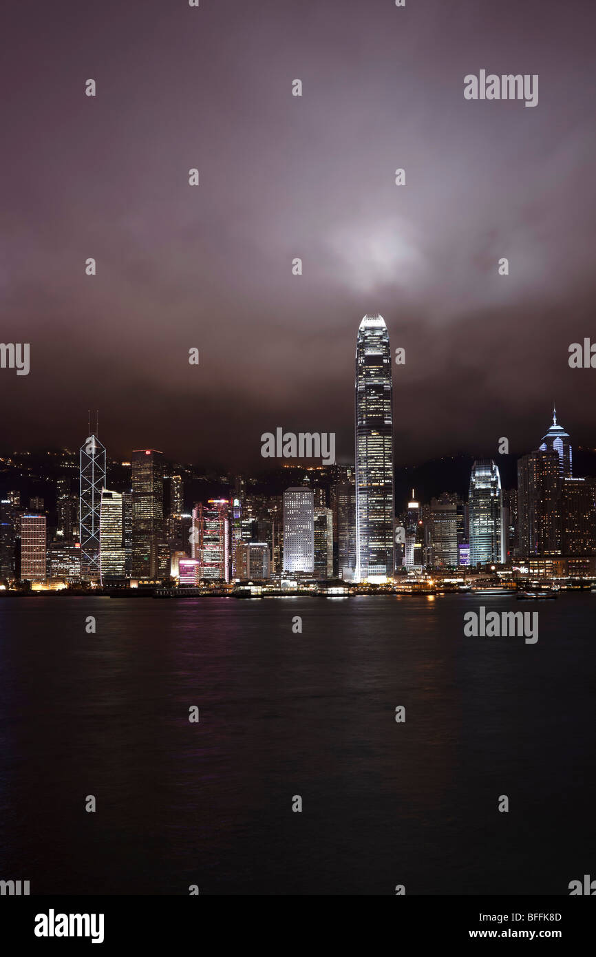 Ad Hong Kong la skyline serale da Tsim Sha Tsui. Foto Stock