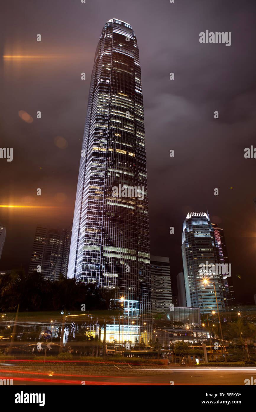 Una suggestiva vista notturna di Hong Kong di due International Finance Centre (2 IFC) illuminata torre dell'ufficio. Foto Stock