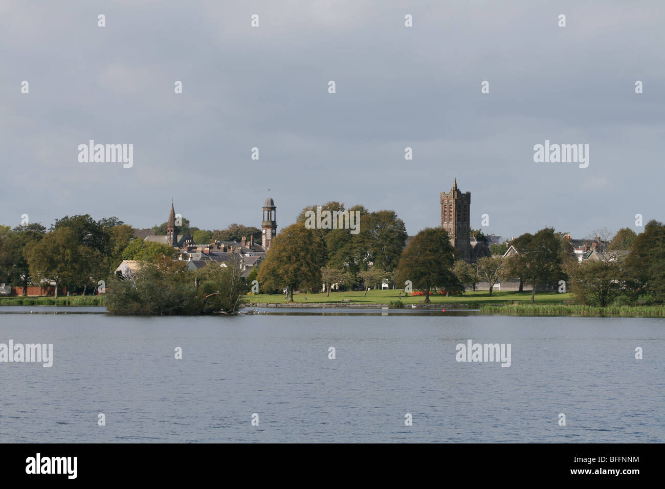 Castle Douglas skyline e Carlingwark Loch Dumfries and Galloway Scotland Foto Stock