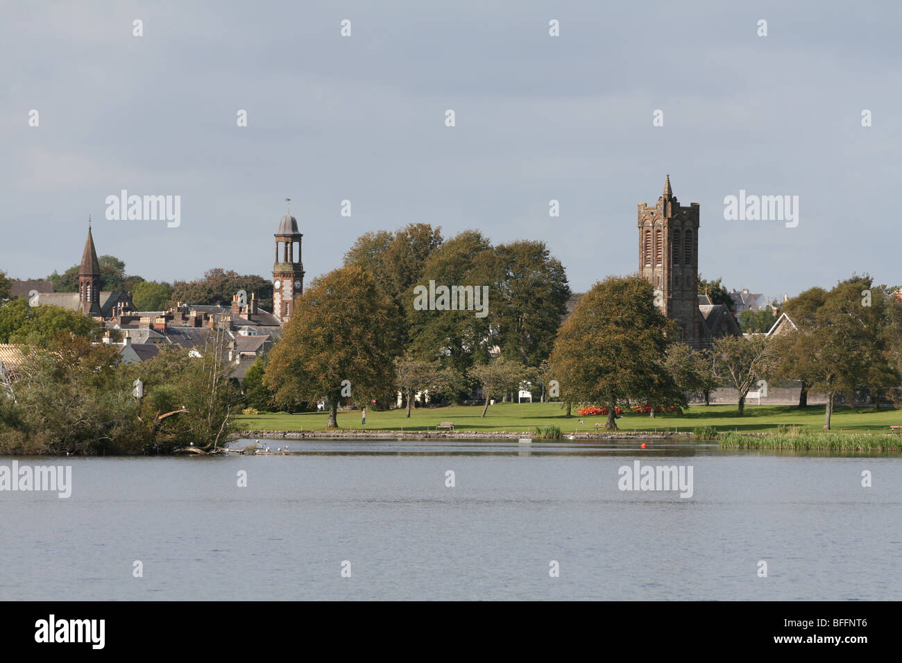 Castle Douglas skyline e Carlingwark Loch Dumfries and Galloway Scotland Settembre 2009 Foto Stock