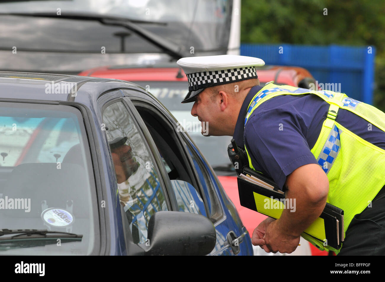 Funzionario di polizia le domande che un conducente di un auto, Gran Bretagna, Regno Unito Foto Stock