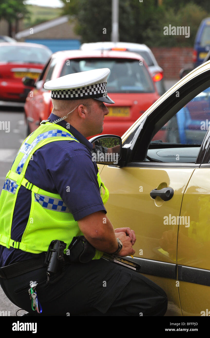 Funzionario di polizia le domande che un conducente di un auto, Gran Bretagna, Regno Unito Foto Stock