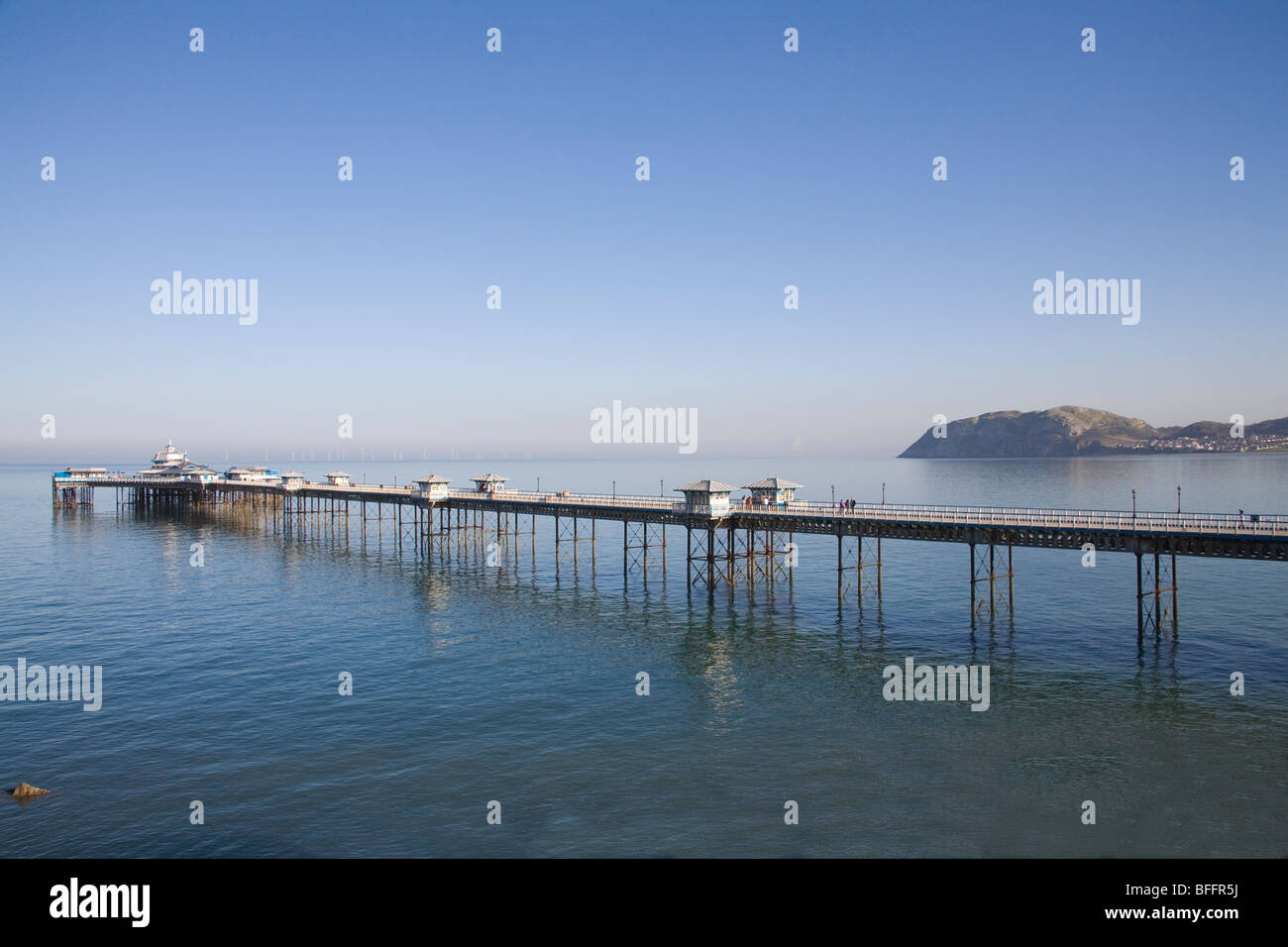 Llandudno North Wales UK Novembre lungo il molo vittoriano si allunga in Ormes Bay con turbine eoliche in background di Welsh popolare località balneare Foto Stock