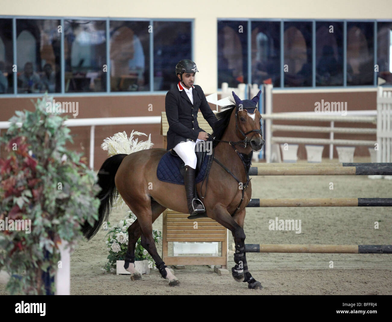 Qatar Sheikh Khalifa al Thani durante lo show jumping evento al coperto anello in Doha centro equestre a New Rayyan Foto Stock