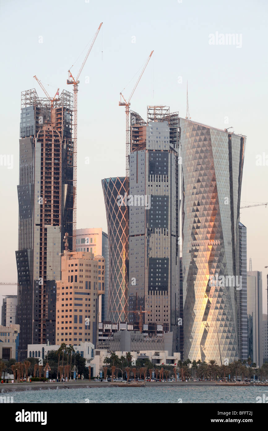 Grattacieli appena dietro il lungomare Corniche a Doha, in Qatar, in via di completamento vengono illuminati dal tramonto Novembre 14, 2009 Foto Stock