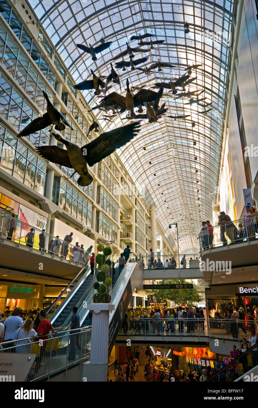 Volo display di arresto da Michael Snow al Toronto Eaton Shopping Centre, Toronto, Canada Ontario, America del Nord Foto Stock